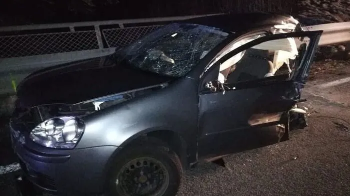Bei einem Verkehrsunfall in Neumarkt am Wallersee (Flachgau) ist am Dienstag kurz vor Mitternacht ein Auto in der Mitte in zwei Teile gerissen worden