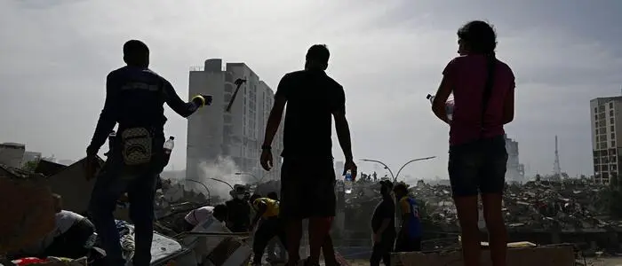 Menschen stehen zwischen den Trümmern nach einem Doppel-Erdbeben in Caraballeda im Bundesstaat La Guaira, rund 40 Kilometer nordöstlich von Caracas
