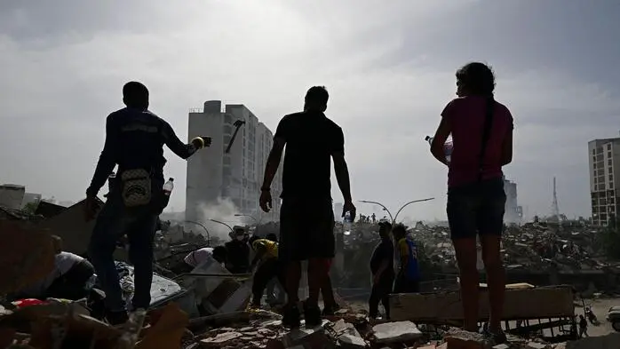 Menschen stehen zwischen den Trümmern nach einem Doppel-Erdbeben in Caraballeda im Bundesstaat La Guaira, rund 40 Kilometer nordöstlich von Caracas