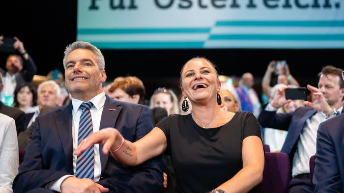 ÖVP-Obmann Kanzler Karl Nehammer mit Ehefrau Katharina