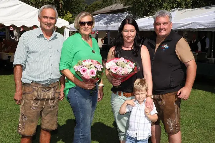 Blumen gab es für die Grundeigentümer Justine Schützenhofer und Tochter Verena Treffner.