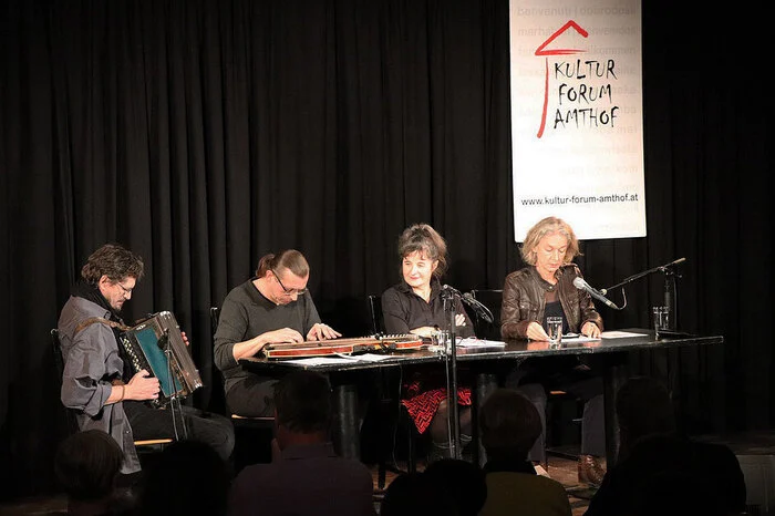 Es lasen: Maria Hofstätter und Martina Spitzer (am Foto Rechts). u.a. aus Werken von Thomas Bernhard, Friedrich Achleitner, Ernst Jandl, Christoph Ransmayr, Honoré de Balzac, Peter Handke, Henry David Thoreau, Tomas Espedal, Peter Rosei, Julian Schutting. Textfassung: Maria Hofstätter und Martina Spitzer Musik live und Komposition: Karl Stirner und Walther Soyka.