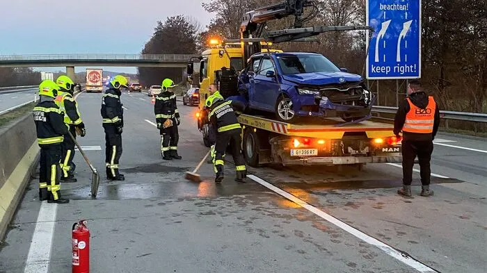 Von einem Abschleppunternehmen wurden die Unfallfahrzeuge abgeschleppt