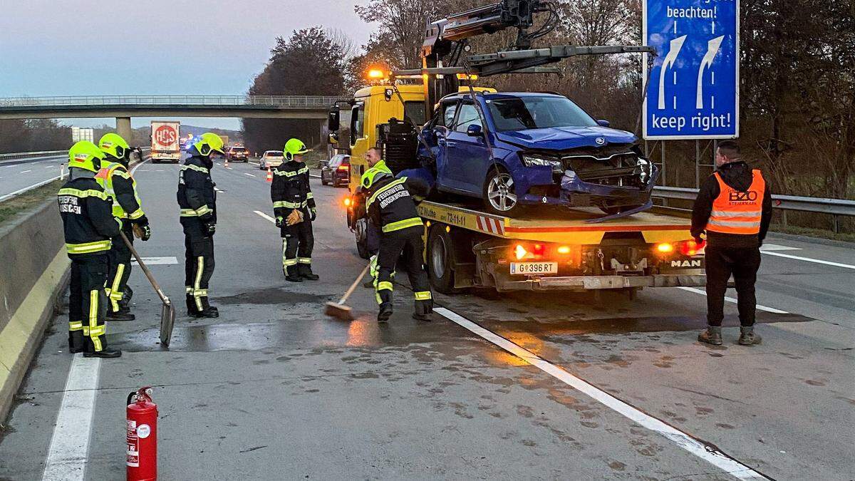 Von einem Abschleppunternehmen wurden die Unfallfahrzeuge abgeschleppt