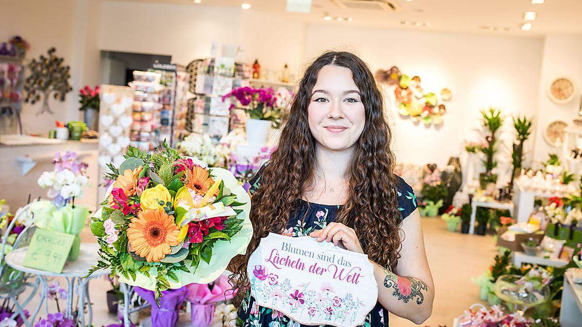 Die 21-jährige Ana Waidbacher führt das Geschäft „Blumen & schöne Dinge“ im Einkaufszentrum Neukauf in Villach