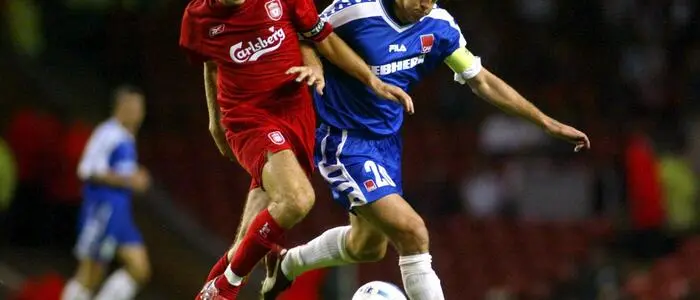 Rene Aufhauser 2004 im Duell mit Steven Gerrard
