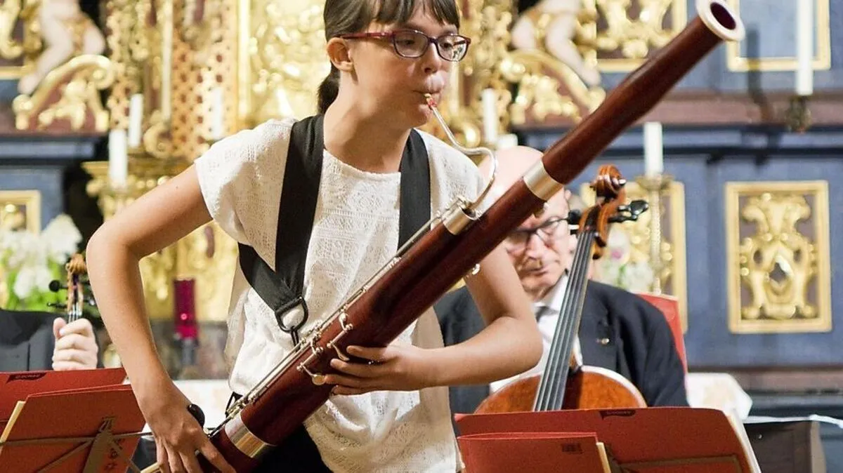 Beeindruckend, wie die kleine Martina Minussi ihr großes Fagott beherrscht: Vivaldis a-moll-Konzert für Fagott, Streicher und Cembalo 
