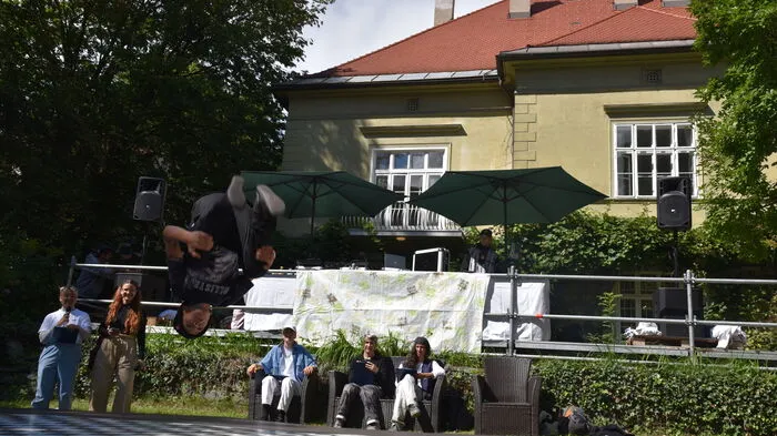 Ein Salto hier (siehe Foto), ein Power Move da :-) Unter der Samstagssonne startete das von der Urban Playground, der Innenhofkultur und der Lindwurm Destruction veranstaltete Klagenfurter Tanzfestival Break to the woods Jam 2021. Im Garten der Villa am (Viktringer) Ring waren eine Bühne für die DJs aufgebaut, darunter wurde auf drei Tanzflächen gedreht und gewendet.