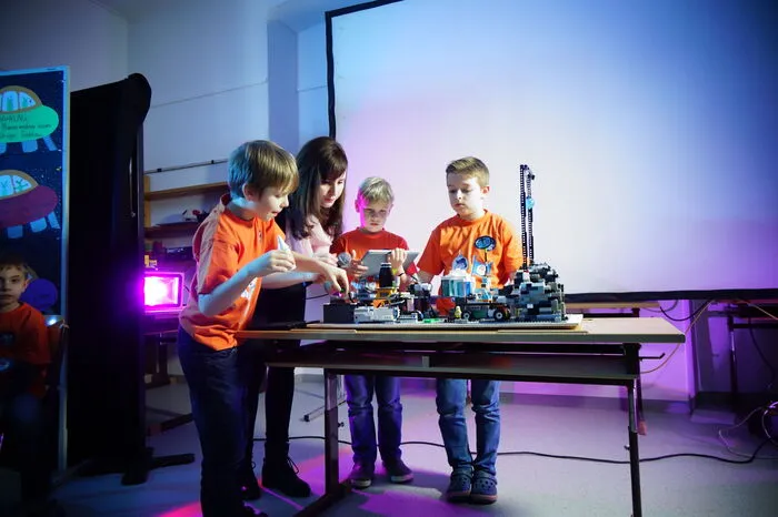 Die Ergebenisse ihrer Arbeit stellten die beiden Teams, MSKSpaceJumpers und die MSK SpaceTravellers, kürzlich in ihrer Schule vor - mit Eltern, Lehrern, Förderern und Bürgermeister Josef Wallner als Publikum.     