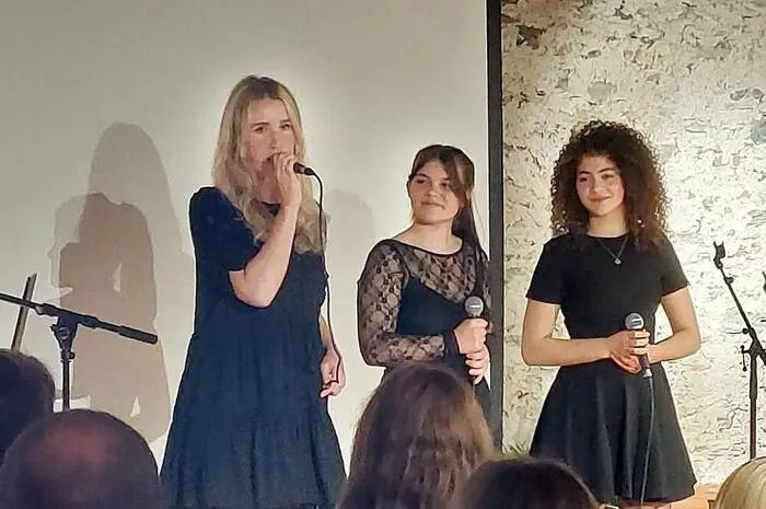 Werner Fest und Petra Prieler präsentierten ausgewählte Passagen, begleitet von musikalischen Darbietungen von Valerie Fürnkranz, Myra Nembhard und Judith Jandl.