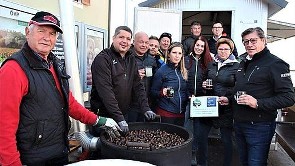 Bürgermeister Johannes Weidinger mit dem Organisatorenteam in St. Anna am Aigen