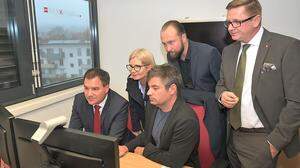 Leobens SP-Bürgermeister Kurt Wallner mit Michael Schickhofer, Gabriele Kolar, Wolfgang Moitzi und Max Lercher beim Analysieren der Wahlergebnisse