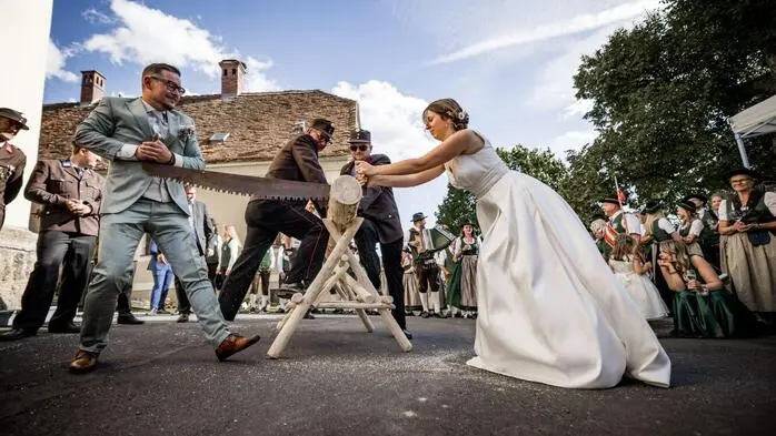 Den Hochzeitsreigen starteten Birgit und Christoph Miksch, die gleich nach dem Auszug aus der Kirche ihren Zusammenhalt bewiesen