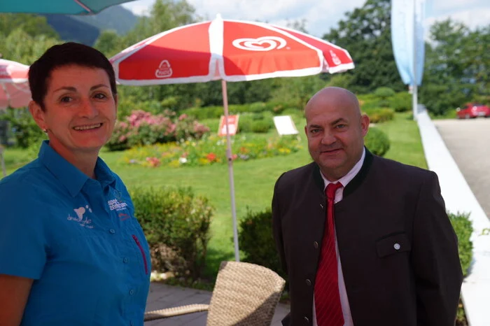 Drautalperle Leiterin Susanne Duschek-Fercher mit dem Sport-Ausschuss-Obmann GR Marco Brandner
