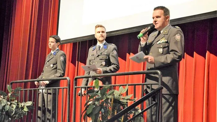 Ortsstellenleiter Mario Keusch (Mitte), Ballobmann Reinhard Gütl (re.) und Michael Hofbauer (li.) begrüßten die Ballgäste im Namen der Ortsstellenleitung.