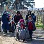 Unter den Flüchtlingen an der Grenze zu Mazedonien bricht Panik aus, Hunderte machen sich aus den Lagern auf