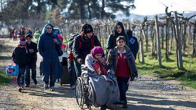 Unter den Flüchtlingen an der Grenze zu Mazedonien bricht Panik aus, Hunderte machen sich aus den Lagern auf