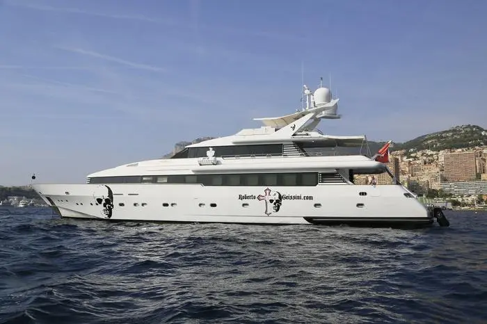 Motoryacht Indigo Star vor Anker vor Monaco. Die 38 Meter lange Yacht wurde 1995 von der italienischen Werft Siar & Moschine gebaut und gehört Robert und Carmen Geiss. Auf dem Rumpf Werbung und Totenkopf Logo des Modelabels Roberto Geissini. Die Yacht wird auch für Dreharbeiten der Reality-Soap Die Geissens - Eine schrecklich glamouröse Familie auf RTL II eingesetzt. *** Motor yacht Indigo Star before Anchor before Monaco the 38 Metres Length Yacht was 1995 from the Italian Shipyard Siar built and heard Robert and Carmen Geiss on the Hull Advertising and Skull emblem the Fashion labels Roberto the Yacht will too for Shooting the Reality Soap the Goats a terrible Glamour eyelet Family on RTL II used  