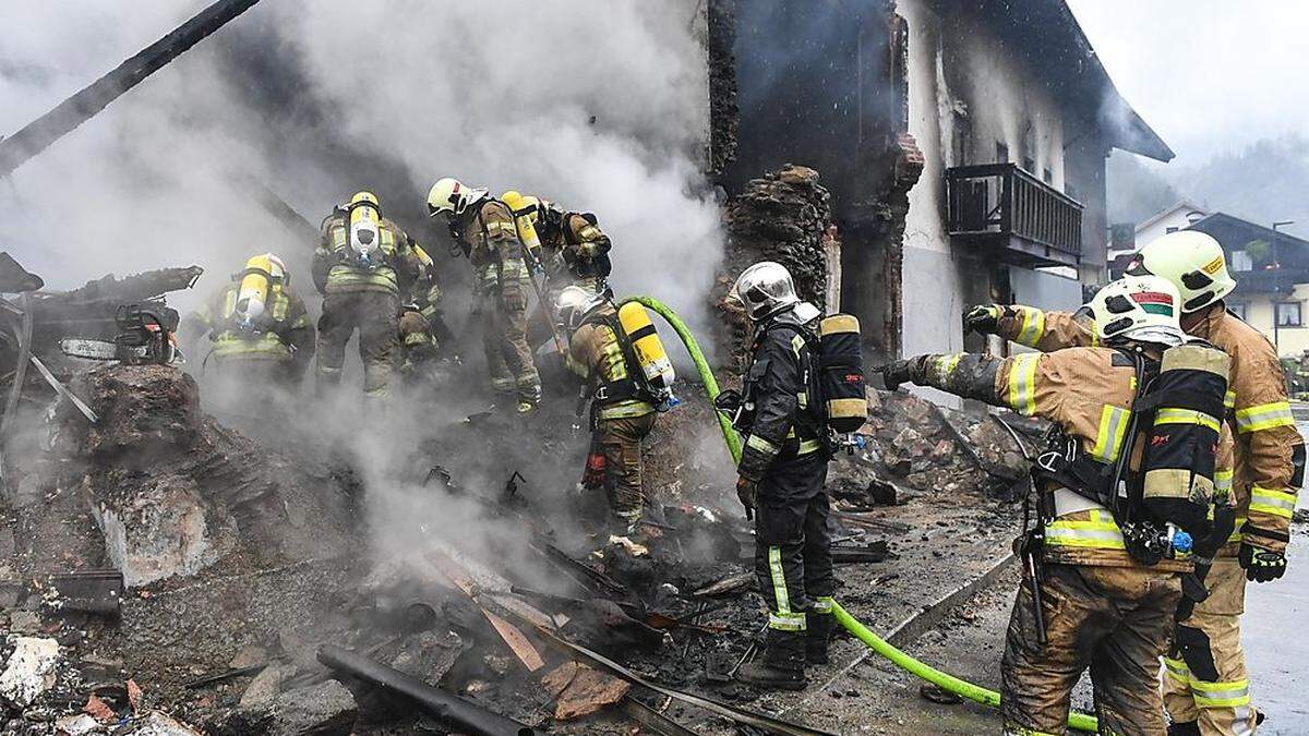 Seit Montag suchte die Feuerwehr in den Trümmern. Gestern wurde die verschüttete Frau tot geborgen 