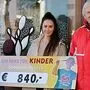 Sonja und Katharina Brunner überreichten den Scheck an Viktor Plank