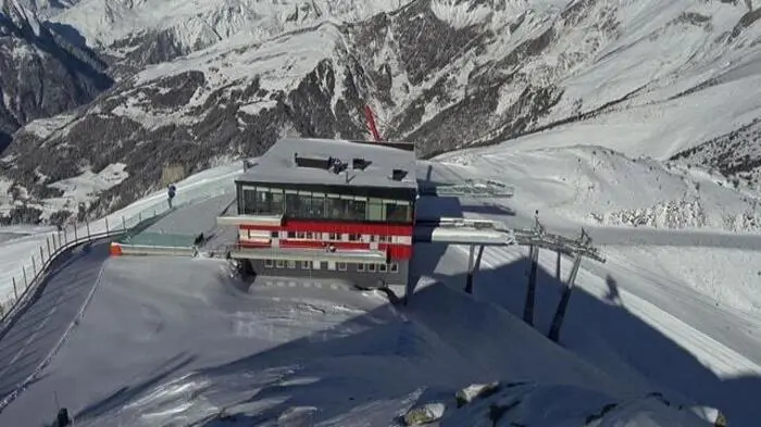 Das ist die Adlerloung im Großglockner Ressort. Die Schneefälle in den vergangenen Tagen haben das Skigebiet "ready" für das Opening am Donnerstag gemacht.
