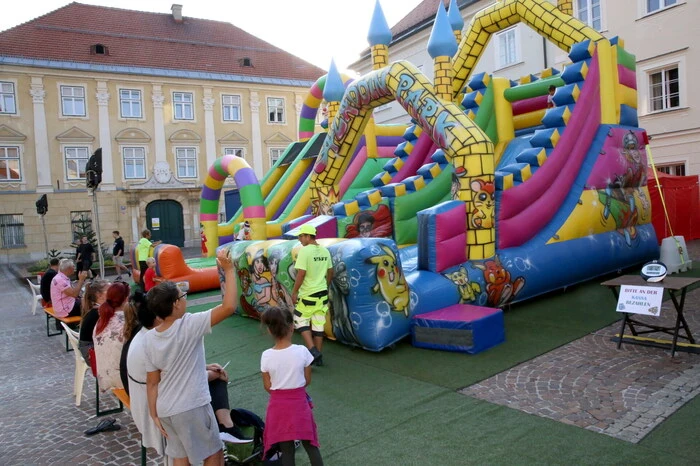 Aber auch die Kleinen kommen beim "Mercato Italiano" nicht zu kurz. Ein eigenes Kinderprogramm und eine Hüpfburg sorgen für Abwechslung.