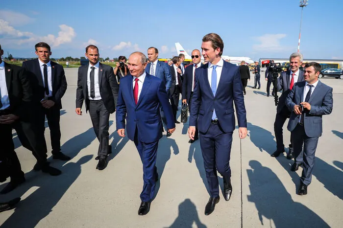 ... Wladimir Putin wurde vom österreichischen Kanzler Sebastian Kurz am Rollfeld abgeholt.
