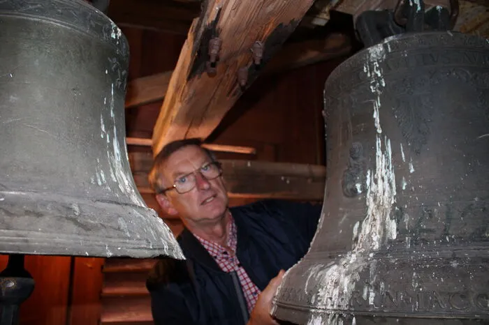 Noch älter als die Kirche selbst ist nur die kleine Glocke (links). Sie stammt aus dem Jahr 1473.