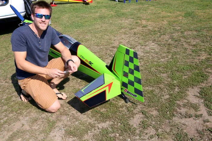 Übrigens: Im Rahmenprogramm stellte Simon Felber mit seinem Modellflieger sein großes fliegerisches Können unter Beweis. 