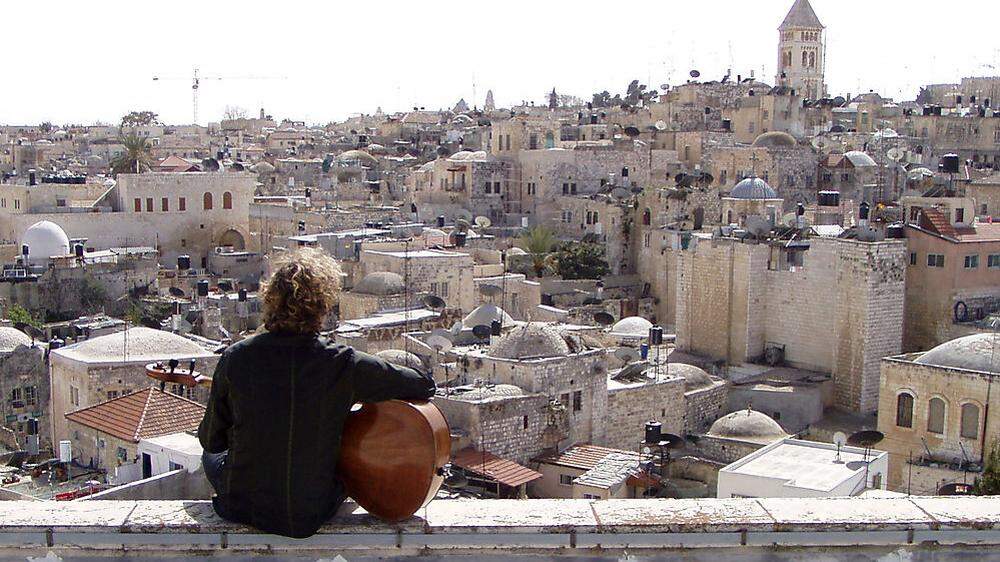 Cellist und Impresario Erich Oskar Huetter über den Dächern der Altstadt von Jerusalem