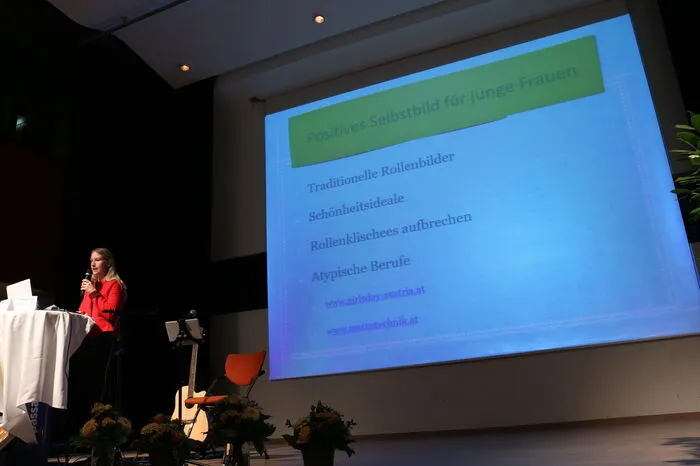 Die praktische Ärztin Stefanie Essel begann mit einem Vortrag über Frauengesundheit und einem positiven Selbstbild von Frauen.