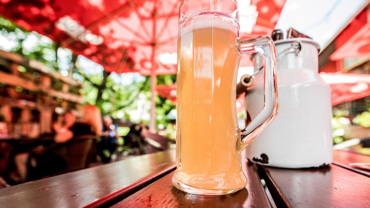 Der Rückgang ist überraschend, da im Juni üblicherweise mehr Bier getrunken wird als im Mai