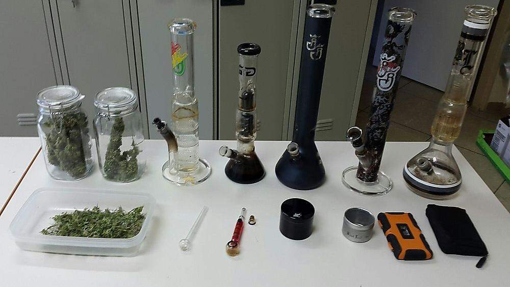 Drogen und diverse Suchtgiftutensilien fand die Polizei
