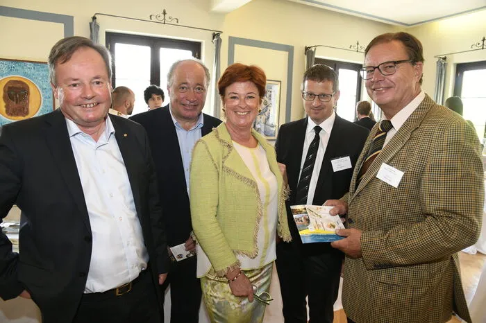 Bürgermeister Johann Schuster, Hanno Soravia, Ina Maria Lerchbaumer,  Albert Burgstaller und Hermann Samonigg.