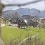 Blick auf mehrere Gebäude auf einer Alm mit Aussicht ins Tal | Rund um das Asylheim auf der Saualpe besteht offenbar Diskussionsbedarf
