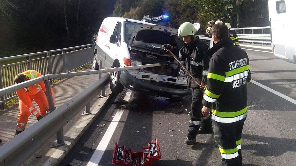 Die Leitschiene hatte sich durch das Fahrzeug gebohrt