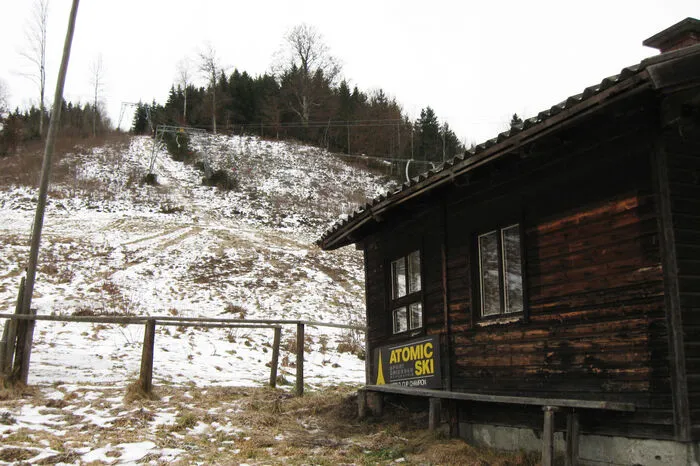 2009 lag nur noch wenig Schnee in der Gemeinde, es war die letzte Wintersaison für den kleinen Schlepplift.