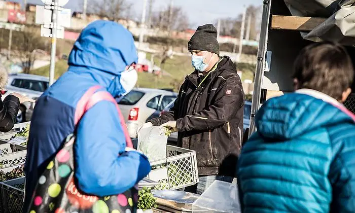 Mit Schutzmasken am Villacher Wochenmarkt