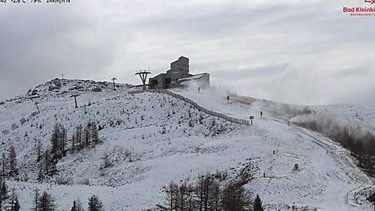 Die Schneekanonen unterhalb der Kaiserburg sind schon in Betrieb