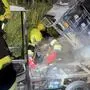 Feuerwehrleute bauten unter schwerem Atemschutz das Batteriepaket aus