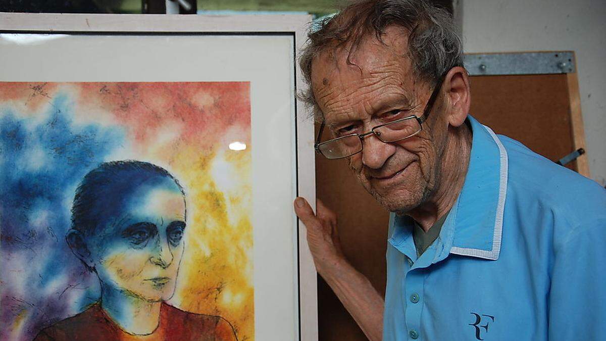 Künstler Hubert Hochleitner mit einem Lavant-Portrait, das in der Ausstellung gezeigt wird
