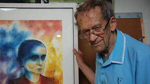 Künstler Hubert Hochleitner mit einem Lavant-Portrait, das in der Ausstellung gezeigt wird