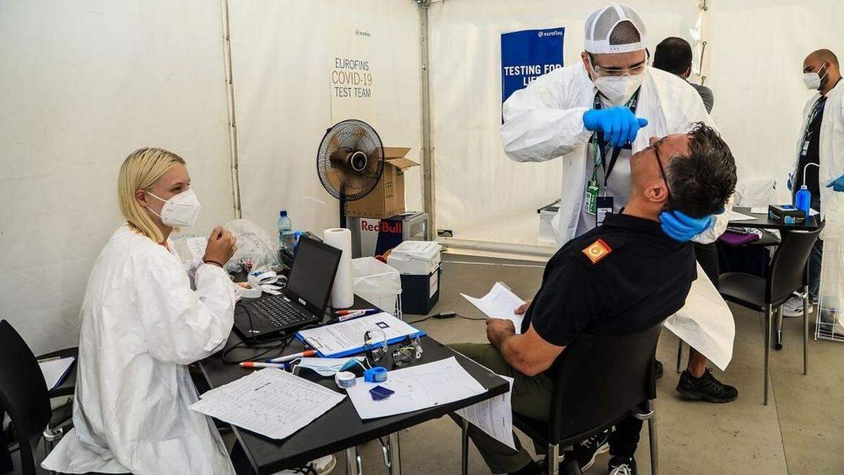 Auch die Einsatzrkräfte, im Bild Erwin Grangl (Feuerwehr), mussten sich Corona-Tests unterziehen