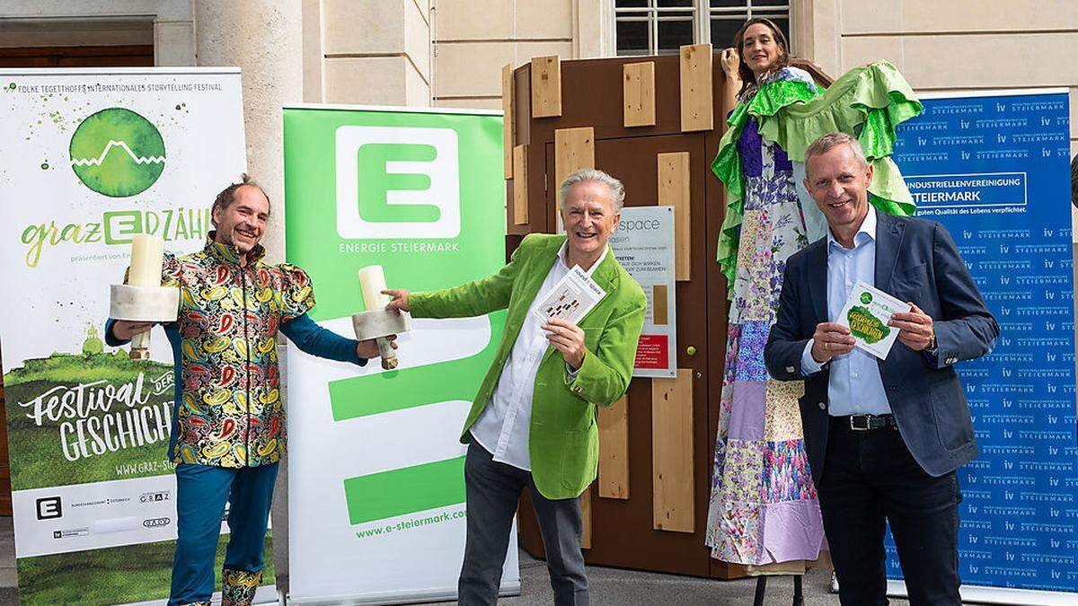 Gründer Folke Tegetthoff (Mitte), Graz Tourismus-Chef Dieter Hardt-Stremayr (rechts) und zwei Künstler