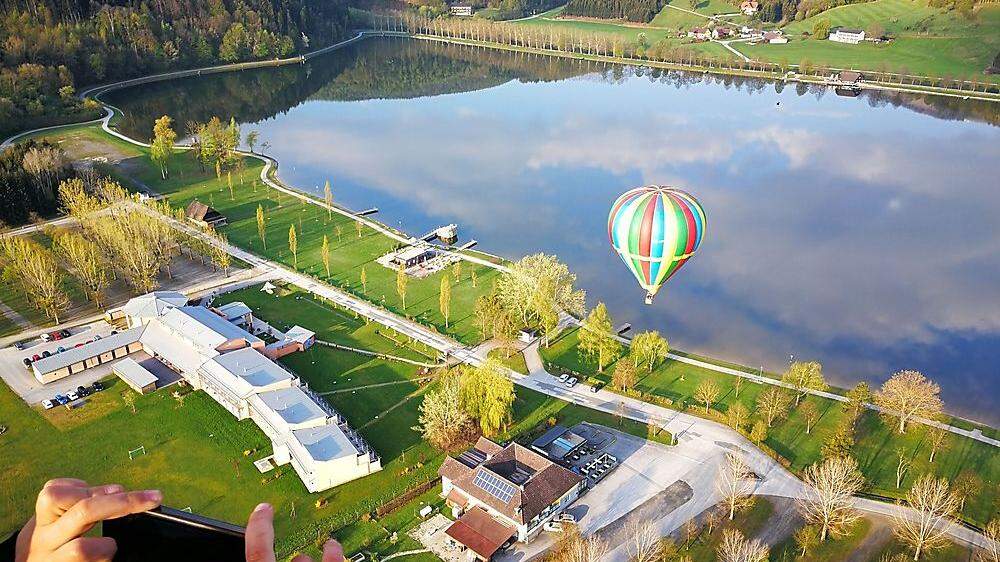 Der Stubenbergsee und seine Park- und Liegeflächen vom Heißluftballon aus gesehen