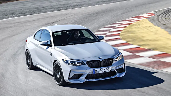 Der Reihensechszylinder des BMW M2 Competition basiert auf dem Aggregat der großen Brüder M3 und M4. Der doppelt aufgeladene 3-Liter spult, wenn man ihn mit dem roten Startknopf zum Leben erweckt, 410 PS und ein maximales Drehmoment von 550 Newtonmetern ab.