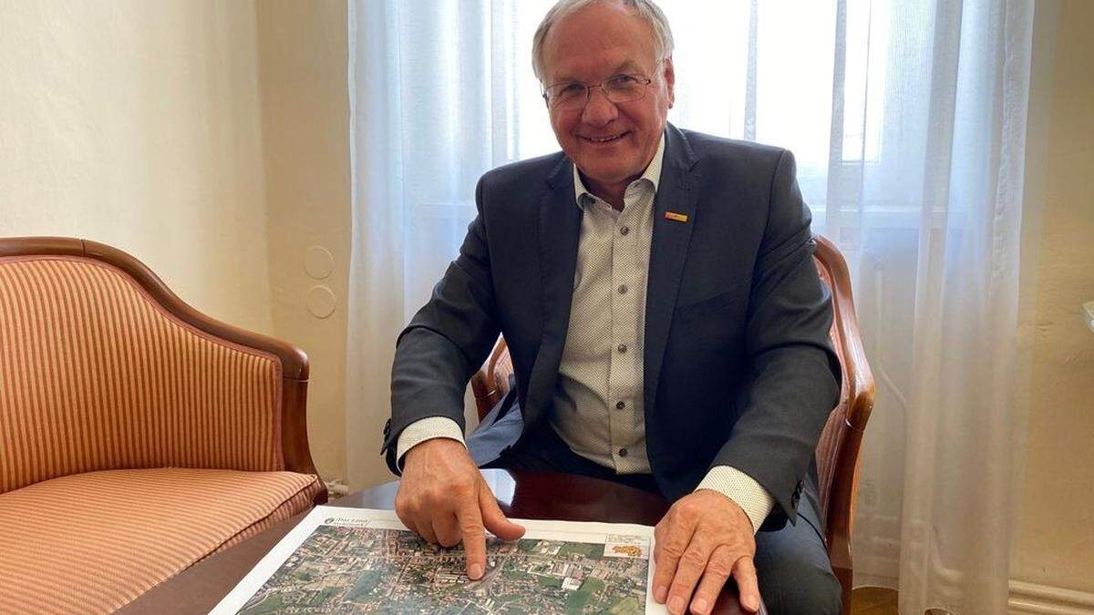 Bürgermeister Josef Ober mit dem Stadtplan 