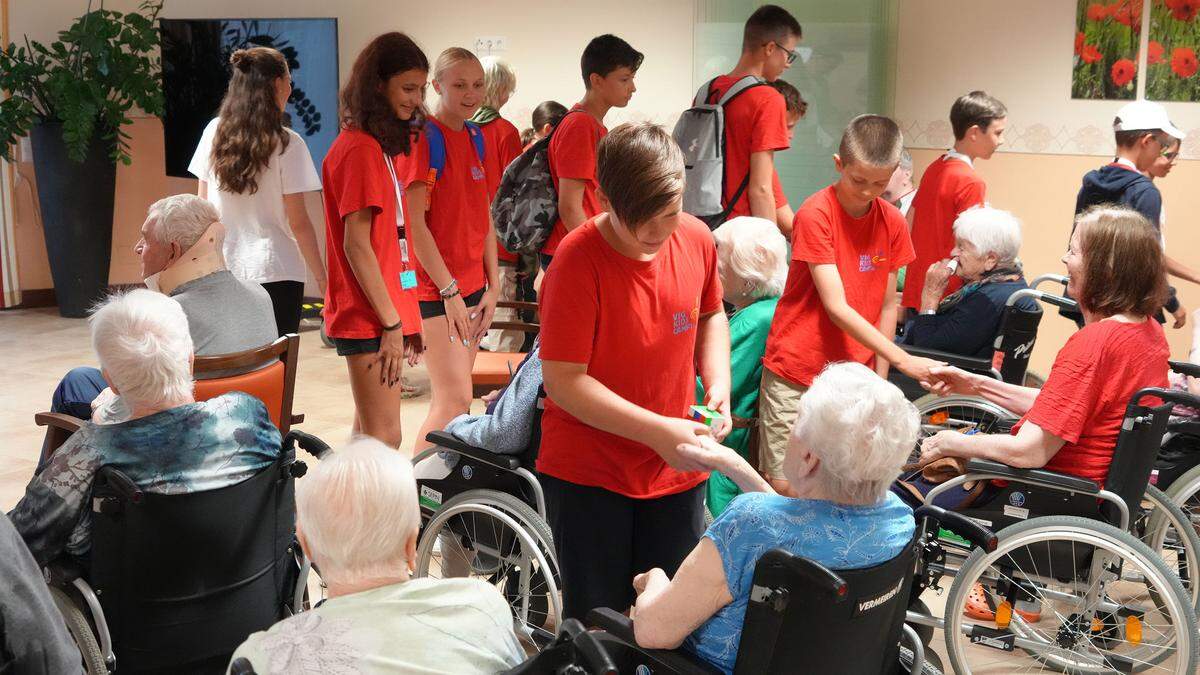 Rührende Momente am Besuchstag: beim Händeschütteln gab es auch Tränen in den Augen 