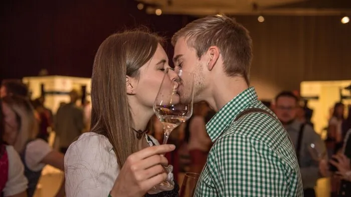 Das muss wahre Liebe sein: Nicht nur zwischen diesem Besucherpärchen bei der Junker-Präsentation - auch die Liebe der Steirer zum Junker ist ungebrochen.