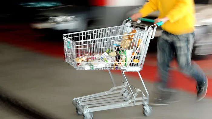 Beim Einkauf in einer Supermarktfiliale in Lienz wickelte sich ein liegen gebliebenes Klebeband um das rechte Bein einer Osttirolerin. Der Weg zum Schmerzensgeld war lang 	